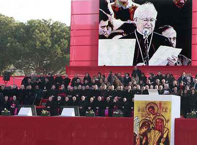 El arzobispo de Toledo Antonio Cañizares, durante su intervención en el acto Por la familia cristiana, convocado el 30 de diciembre de 2007 en la plaza de Colón de Madrid.