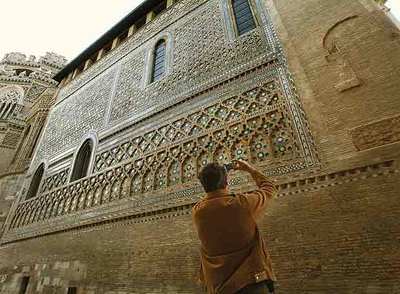 Fachada mudéjar de La Seo, la catedral de Zaragoza, construida entre los siglos XII y XVIII.