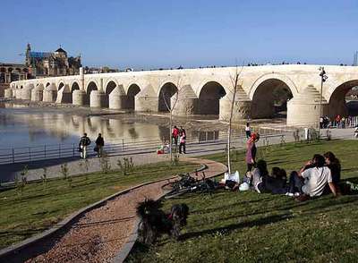 El puente romano de Córdoba, flamante tras ser reabierto  al público el  9 de enero después de una restauración a cargo del arquitecto Juan Cuenca . 