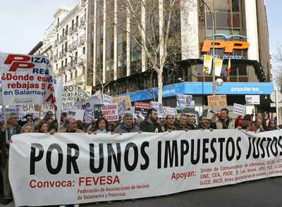 Las reivindicaciones de los vecinos de Salamanca llegan a la sede del PP