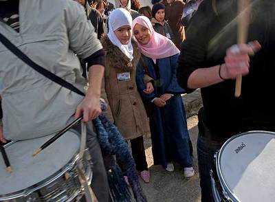 Los vecinos de la Cañada protestan a ritmo de 'batucada' entre el barro