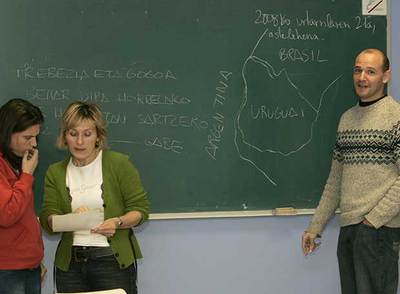 El uruguayo Leonat Egiazabal posa ante el dibujo de un mapa de su país en el aula del  barnetegi  de Lazkao donde aprende euskera.