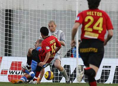 Arango dispara ante Pernía y Abbiati y marca el gol del Mallorca.