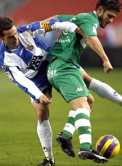 García y Edu pelean por el balón.