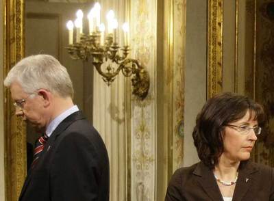 El democristiano Roland Koch y la candidata del Partido Socialdemócrata Alemán (SPD), Andrea Ypsilanti, ayer tras saber los resultados.