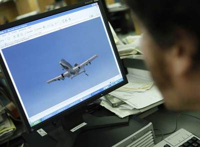 Un usuario navega por la página del simulador de vuelo  FlightGear. 