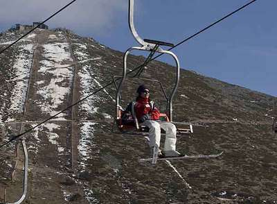 La estación de esquí de Navacerrada, en la sierra de Madrid,  sólo tenía abierto el pasado jueves un kilómetrornde pistas de los más de 10 que suma en sus instalaciones.