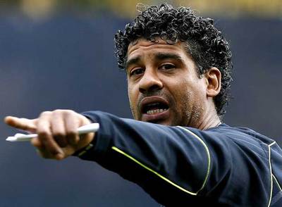 Frank Rijkaard da instrucciones a los jugadores azulgrana en un entrenamiento.