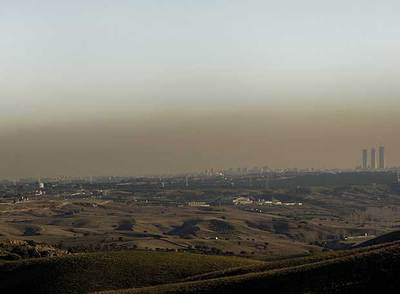 Vista del cielo de Madrid ayer por la tarde desde la carretera de Colmenar.