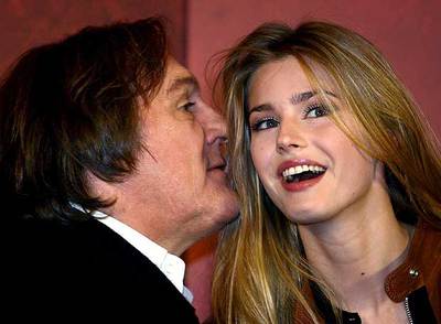 Gérard Depardieu susurra al oído de la actriz Vanessa Hessler en la presentación en Roma de  Astérix en los Juegos Olímpicos .