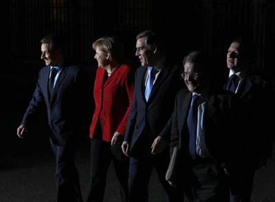 Nicolas Sarkozy, Angela Merkel, Gordon Brown, Romano Prodi y José Manuel Durão Barroso abandonan Downing Street tras la reunión ayer en Londres.