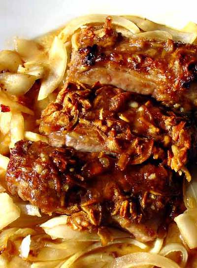 Costillas de cerdo horneadas con una base de cebolla troceada y una salsa hecha con  coca-cola  (Pepsi si estás muy desesperado) mezclada con sopa de cebolla de sobre, ketchup y un poco de salsa picante.