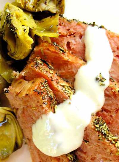 Jamón de lata (previamente lavado bajo el grifo), recubierto con abundante romero, tomillo y orégano. Diez minutos al horno y un toque de salsa  all i oli  (de bote, claro) harán que no vuelvas a mirar una lata con desprecio.