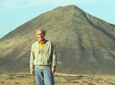 Eduardo Chillida, con la montaña de Tindaya al fondo, en 1996.