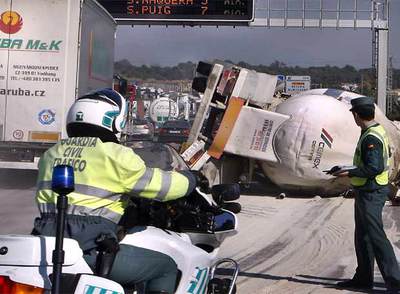 Un choque de camiones colapsa la Autovía del Mediterráneo en Valencia