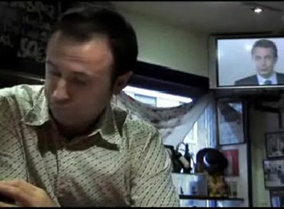  EN EL BAR . Él se acoda en la barra y desde un televisor Zapatero habla de 