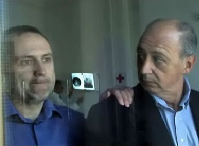  EN EL MÉDICO.  Un amigo mira preocupado a través de la ventana. Está en una consulta médica. Él se le acerca, le apoya la mano en el hombro y suelta: 