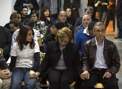Los padres de Enaitz Iriondo, Antonio y Rosa Trinidad (tercero y segunda desde la derecha), en el juzgado de Haro (La Rioja).