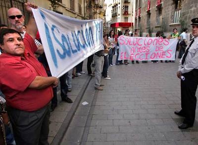 Protesta de centenares de padres y madres de Elda y Elche ante el Palau de la Generalitat, el 9 d'Octubre pasado.