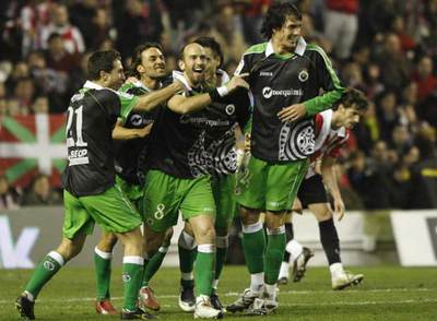 Los jugadores del Racing celebran uno de sus goles.