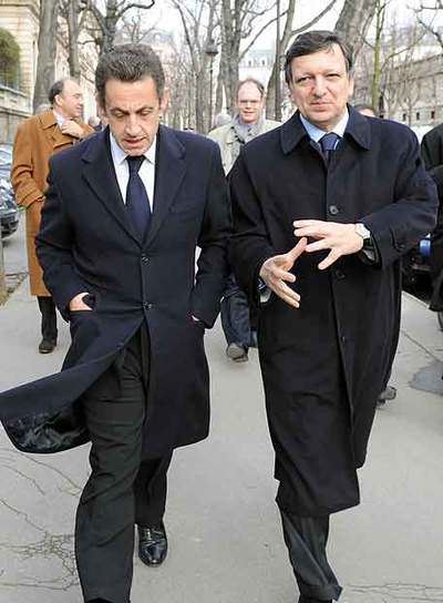 Nicolas Sarkozy y Durão Barroso, ayer en París.