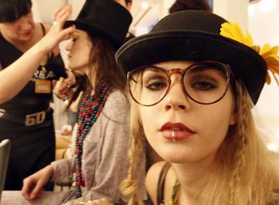 Aros en la nariz, flores y bombines. Una modelo en el  backstage  de Ego, vestida con los diseños de La casita de Wendy.