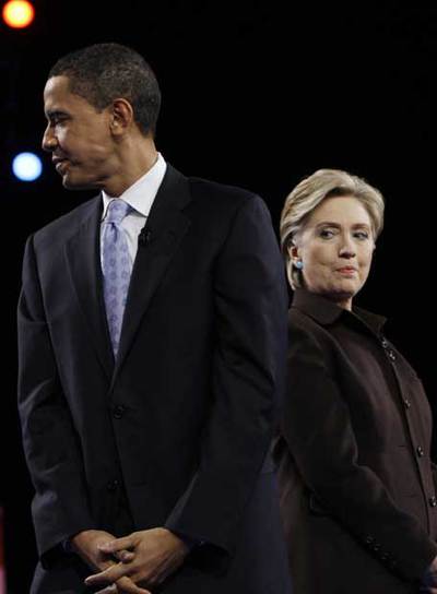 Los candidatos demócratas Hillary Clinton y Barack Obama antes del debate del jueves en Los Ángeles.