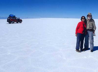 Marga Brunel y Luis Blas cruzaron el Salar de Uyuni (Bolivia) en todoterreno. Llevan 40 años recorriendo el mundo: 