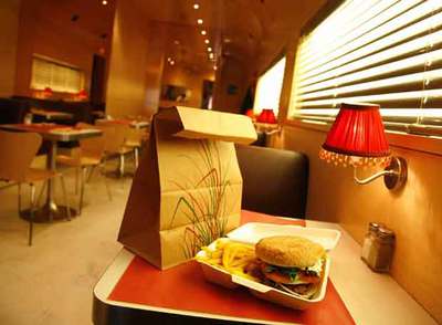 El interiorismo de Home Burger lo firma la holandesa Marre Moerel, y las hamburguesas se preparan con carne ecológica.