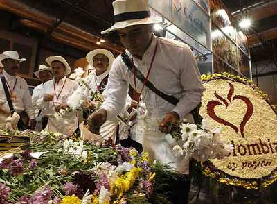 Los  silleteros de Medellín  (Colombia) hacen demostraciones de su arte floral en Fitur.