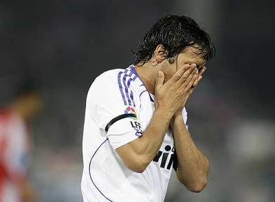 Raúl se lamenta tras un fallo.