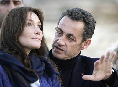 Nicolas Sarkozy habla con Carla Bruni durante el viaje que realizaron a Egipto el pasado 30 de diciembre.