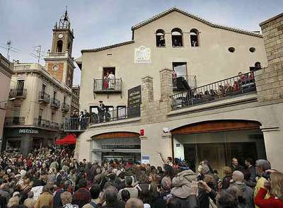 La inauguración de la biblioteca en la masía de Can Mariner sacó a los vecinos de Horta a la calle.