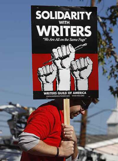 Una pancarta con el eslogan 