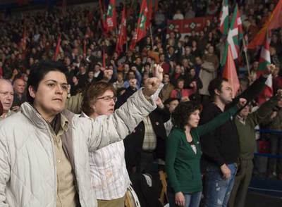 En primer término, la alcaldesa de Hernani, Marian Beitialarrangoitia, en el mitin de ANV.
