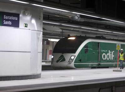 El tren laboratorio, ayer por la tarde, en la estación de Sants.