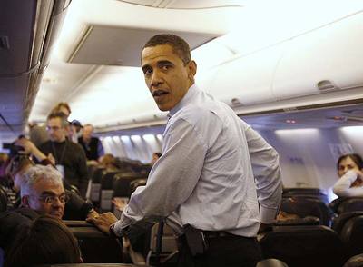 El demócrata Barack Obama, en un avión hacia Chicago.