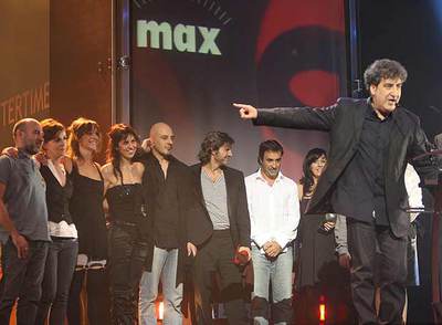 Andrés Lima, director de Animalario, agradece el premio al mejor espectáculo de teatro arropado por parte de la compañía.