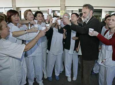 El doctor Montes celebra el archivo de la causa delante del hospital el pasado 28 de enero.