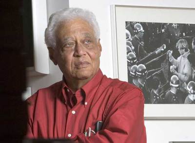 Bernie Boston, delante de la foto conocida como  Flower power. 