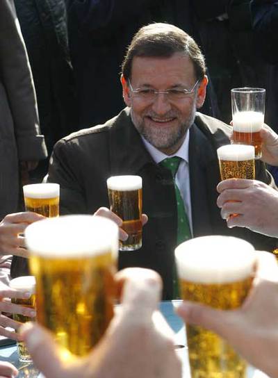 Rajoy brinda con los candidatos del PP por Madrid.