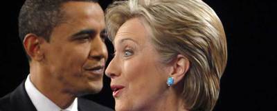 Barack Obama se cruza con Hillary Clinton antes de un debate en Los Ángeles, la semana pasada.
