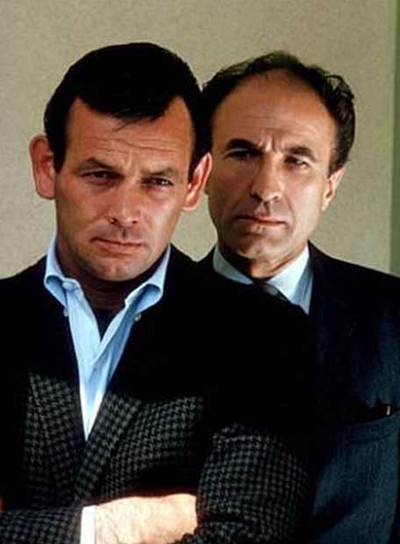 Barry Morse, detrás de David Janssen, Richard Kimble en  El fugitivo. 