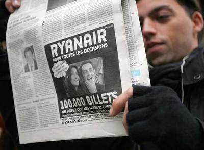 Un joven lee un ejemplar de  Le Parisien .