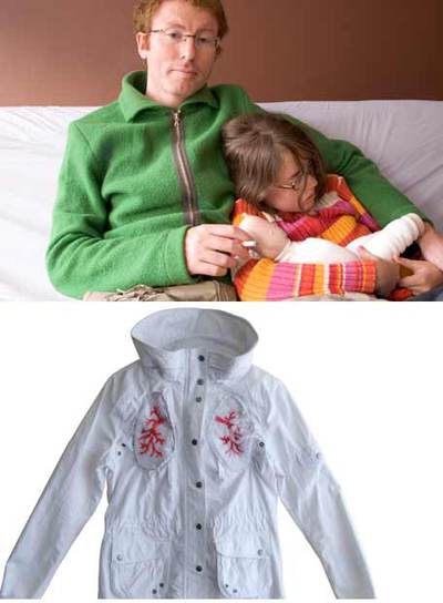 David Goddemeyer con su hija y la    Smoke Doll .  Abajo, la Smoking Jacket diseñada por Fiona Carswell.