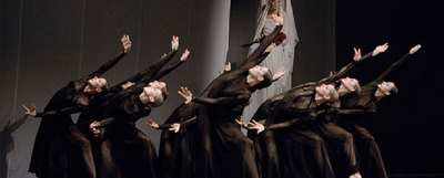 Un momento del  Orfeo y Eurídice  n la versión ópera-danzada de Pina Bausch representada en la Ópera de París.