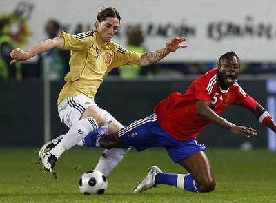 Fernando Torres intenta superar a Gallas.