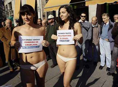 Desnudas para defender a los toros