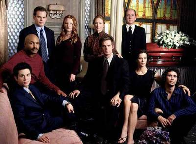  A dos metros bajo tierra  empezaba con el fallecimiento deL director de la funeraria Fisher e Hijos y finalizaba con Clarie Fisher (Lauren Conroy) vaticinando las muertes de algunos de los miembros más allegados de su familia.