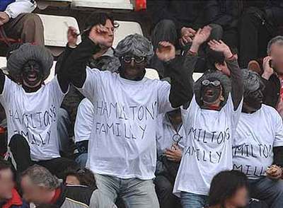 Los aficionados disfrazados de  familia Hamilton.  